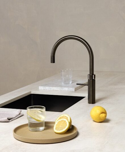 Le robinet Fusion de chez Quooker, distribue de l’eau chaude, de l’eau froide et de l’eau bouillante, le tout à partir d’un seul et même robinet. Vous pouvez également disposer d’eau filtrée, fraîche, plate et pétillante, lorsqu’il est combiné au CUBE. Ce robinet est disponible chez Hydropolis, dans un design moderne ou plus classique ainsi que dans une forme arrondie ou carrée, et se décline en pas moins de 7 finitions.