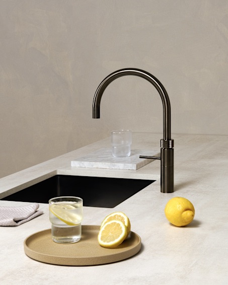 Le robinet Fusion de chez Quooker, distribue de l’eau chaude, de l’eau froide et de l’eau bouillante, le tout à partir d’un seul et même robinet. Vous pouvez également disposer d’eau filtrée, fraîche, plate et pétillante, lorsqu’il est combiné au CUBE. Ce robinet est disponible chez Hydropolis, dans un design moderne ou plus classique ainsi que dans une forme arrondie ou carrée, et se décline en pas moins de 7 finitions.