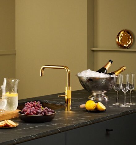 Le robinet Fusion distribue de l’eau chaude, de l’eau froide et de l’eau bouillante, le tout à partir d’un seul et même robinet. Vous pouvez également disposer d’eau filtrée, fraîche, plate et pétillante, lorsqu’il est combiné au CUBE. Ce robinet est disponible chez Hydropolis, dans un design moderne ou plus classique ainsi que dans une forme arrondie ou carrée, et se décline en pas moins de 7 finitions.