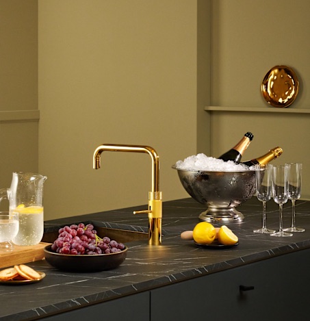 Le robinet Fusion distribue de l’eau chaude, de l’eau froide et de l’eau bouillante, le tout à partir d’un seul et même robinet. Vous pouvez également disposer d’eau filtrée, fraîche, plate et pétillante, lorsqu’il est combiné au CUBE. Ce robinet est disponible chez Hydropolis, dans un design moderne ou plus classique ainsi que dans une forme arrondie ou carrée, et se décline en pas moins de 7 finitions.