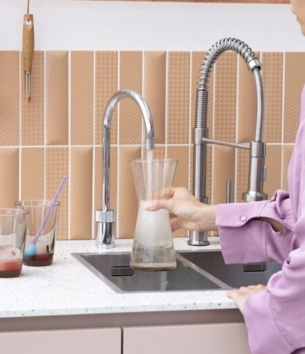 Le Robinet Nordic Single Tap de chez Quooker, délivre instantanément de l’eau bouillante depuis un robinet indépendant, compatible avec n’importe quel mitigeur existant. Idéal pour une modernisation progressive. Compact, élégant et pratique. Disponible chez Hydropolis