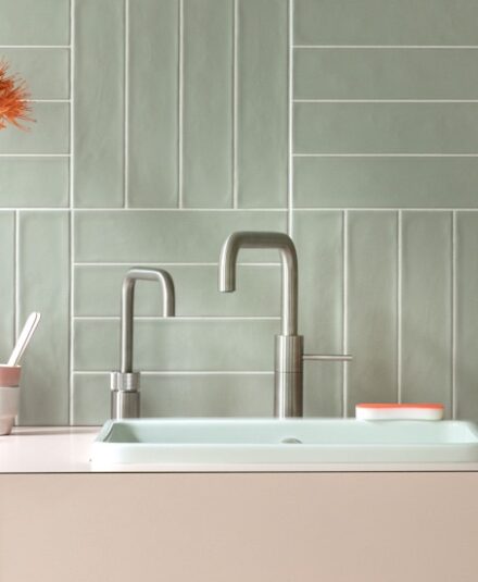 Le Nordic Single Tap de chez Quooker, est un robinet distinct pour l’eau bouillante instantanée à placer à côté de votre mitigeur classique. Les Nordic Twintaps proposent des robinets mitigeurs Quooker assortis. Un robinet pour l’eau bouillante et l’autre pour l’eau chaude et l’eau froide. Vous pouvez également disposer d’eau filtrée, fraîche, plate et pétillante lorsqu’il est combiné au CUBE. Ce robinet est disponible chez Hydropolis dans un design moderne ou classique, arrondi ou carré, et dans 2 finitions.