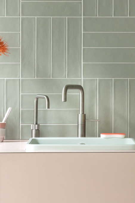 Le Nordic Single Tap de chez Quooker, est un robinet distinct pour l’eau bouillante instantanée à placer à côté de votre mitigeur classique. Les Nordic Twintaps proposent des robinets mitigeurs Quooker assortis. Un robinet pour l’eau bouillante et l’autre pour l’eau chaude et l’eau froide. Vous pouvez également disposer d’eau filtrée, fraîche, plate et pétillante lorsqu’il est combiné au CUBE. Ce robinet est disponible chez Hydropolis dans un design moderne ou classique, arrondi ou carré, et dans 2 finitions.