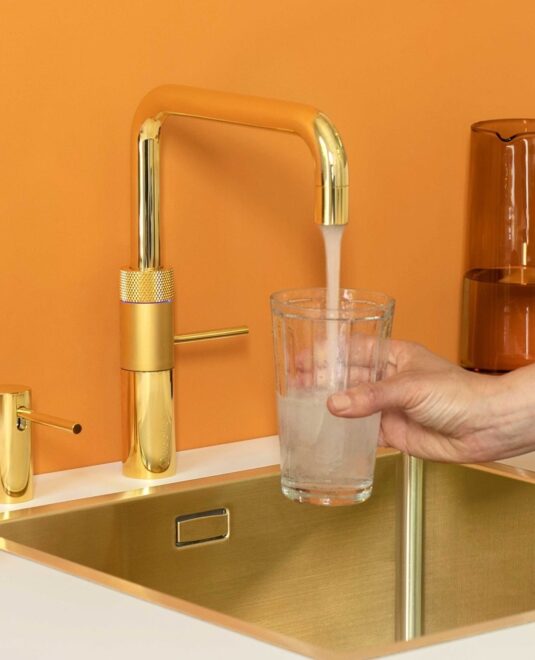 Un robinet Quooker distribue de l’eau bouillante instantanée, de l’eau chaude et de l’eau froide directement à partir du robinet. Grâce au CUBE, il fournit également de l’eau filtrée, fraîche, plate ou pétillante. Disponible chez Hydropolis, dans de nombreux designs et finitions, le robinet Quooker est un ajout élégant et pratique dans chaque cuisine.