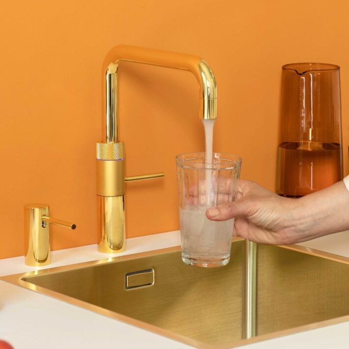 Un robinet Quooker distribue de l’eau bouillante instantanée, de l’eau chaude et de l’eau froide directement à partir du robinet. Grâce au CUBE, il fournit également de l’eau filtrée, fraîche, plate ou pétillante. Disponible chez Hydropolis, dans de nombreux designs et finitions, le robinet Quooker est un ajout élégant et pratique dans chaque cuisine.