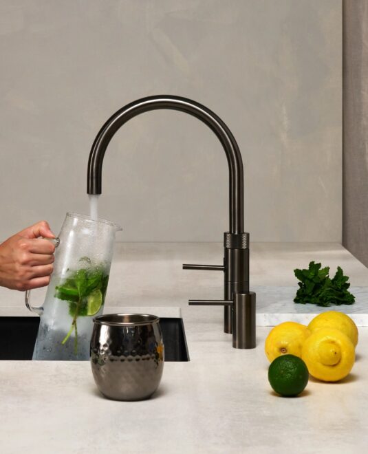 Un seul robinet pour trois fonctions : eau froide, eau chaude classique, et eau bouillante. Découvrez le robinet Quooker chez Hydropolis, expert en robinetterie depuis 30 ans.