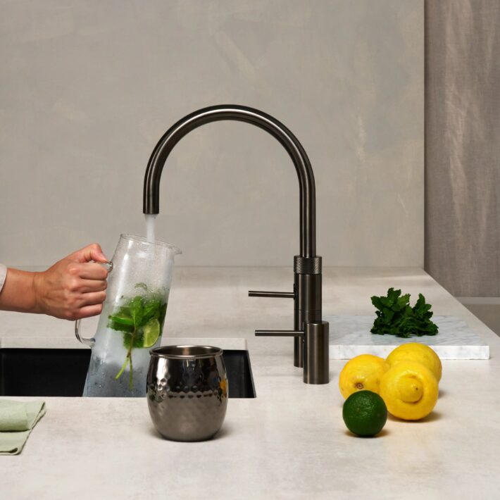 Un seul robinet pour trois fonctions : eau froide, eau chaude classique, et eau bouillante. Découvrez le robinet Quooker chez Hydropolis, expert en robinetterie depuis 30 ans.