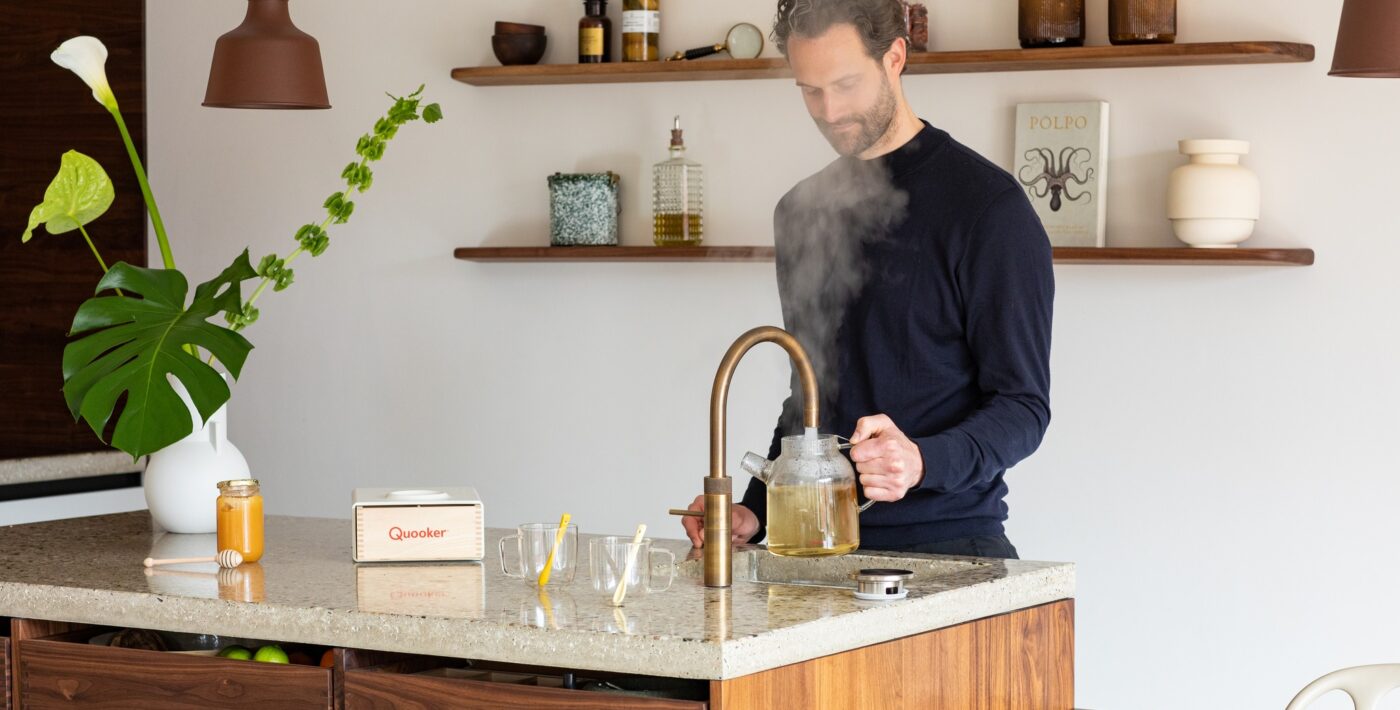 Robinet Quooker de couleur cuivre rosée Design élégant et épuré, ce robinet tout-en-un, disponible chez Hydropolis, distribue instantanément l'eau bouillante à 100°C et l'eau filtrée.