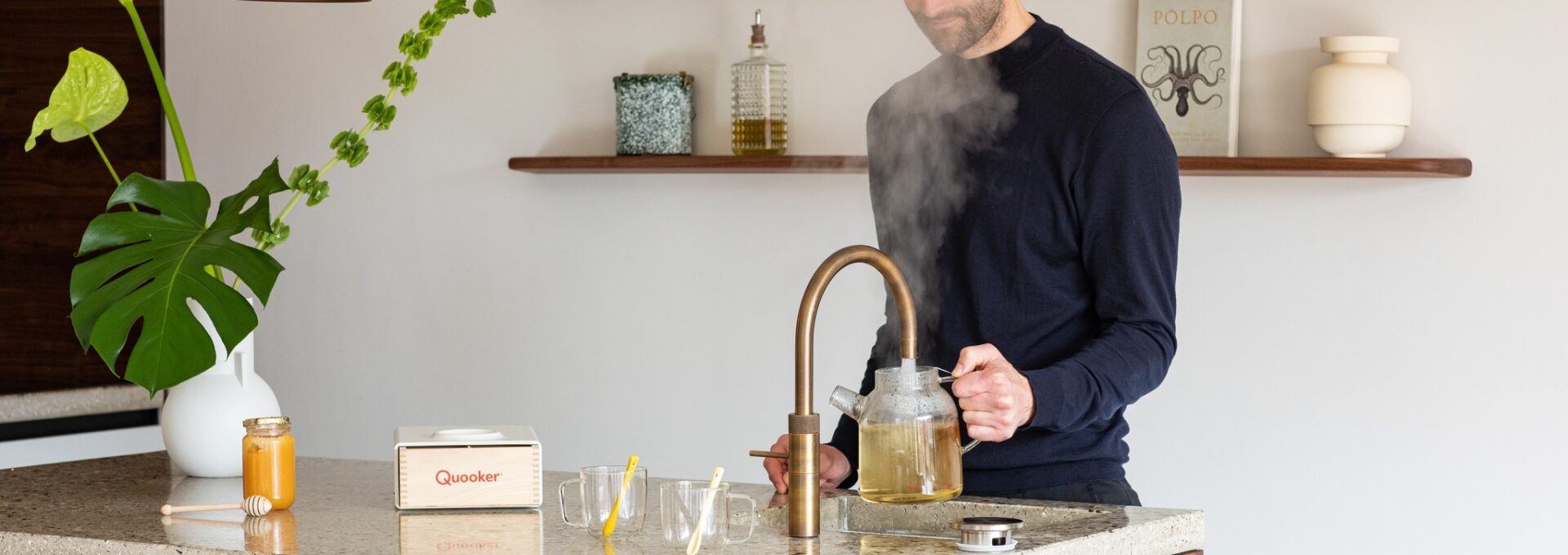 Robinet Quooker de couleur cuivre rosée Design élégant et épuré, ce robinet tout-en-un, disponible chez Hydropolis, distribue instantanément l'eau bouillante à 100°C et l'eau filtrée.