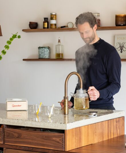 Robinet Quooker de couleur cuivre rosée Design élégant et épuré, ce robinet tout-en-un, disponible chez Hydropolis, distribue instantanément l'eau bouillante à 100°C et l'eau filtrée.