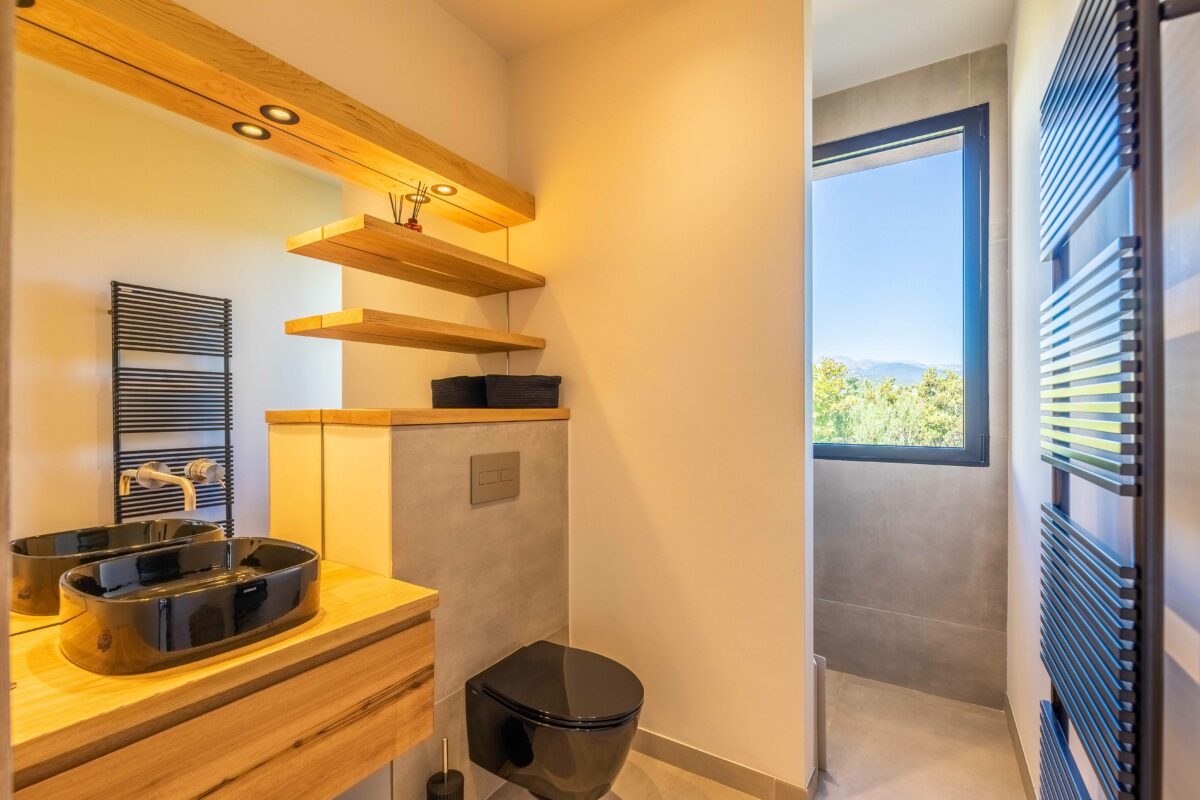 Les surfaces minérales, aux teintes douces et naturelles, captent la lumière et laissent toute sa place au panorama maritime. © Ramses - Hydropolis