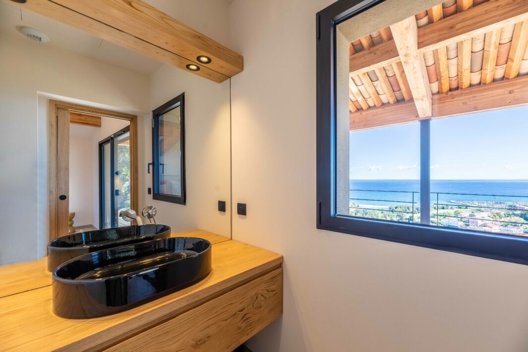 Projet Hydropolis - Solenzara en Corse : sélection de matériaux et équipements pour une maison contemporaine ouverte sur la mer, en collaboration avec l’architecte Isabelle Berthet Bondet - © Ramses