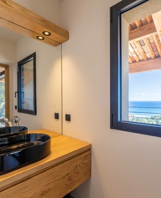 Projet Hydropolis - Solenzara en Corse : sélection de matériaux et équipements pour une maison contemporaine ouverte sur la mer, en collaboration avec l’architecte Isabelle Berthet Bondet - © Ramses