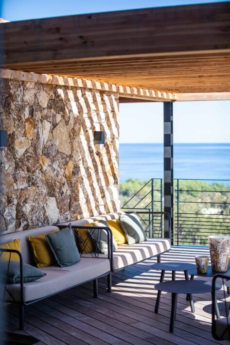 C’est en Corse, sur la Cote des Nacres, entre la mer et les montagnes, que la maison AU se dresse dans le paysage. © Ramses.