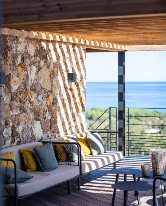 C’est en Corse, sur la Cote des Nacres, entre la mer et les montagnes, que la maison AU se dresse dans le paysage. © Ramses.