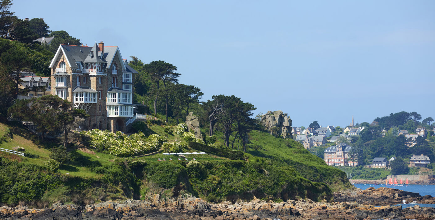 Hydropolis accompagne la rénovation des salles de bains de l’Hôtel 4 Les Bassans à Perros-Guirec