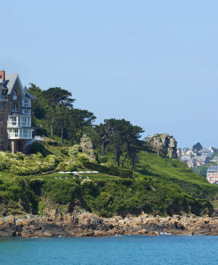 Hydropolis accompagne la rénovation des salles de bains de l’Hôtel 4 Les Bassans à Perros-Guirec