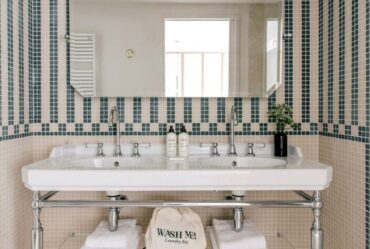 Salle de bains Les Bassans - Hôtel 4* Perros-Guirec - Lignes intemporelles, matières sobres et finitions soignées pour une élégance durable Hydropolis