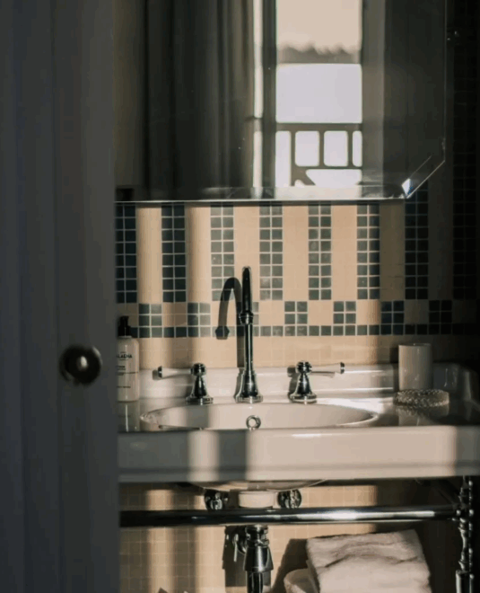 Salle de bains Les Bassans - Hôtel 4* Perros-Guirec - Des équipements choisis pour leur fiabilité et leur confort, adaptés aux standards de l’hôtellerie 4 étoiles - Hydropolis