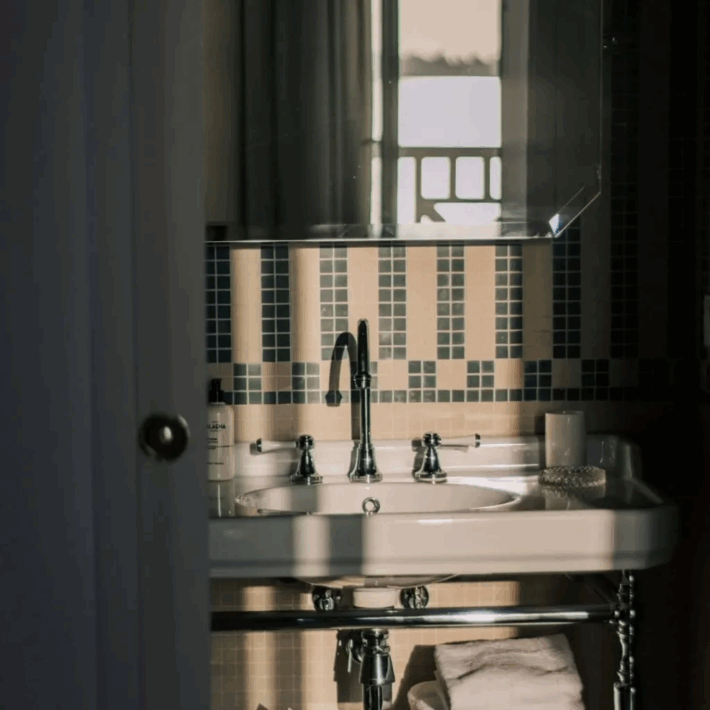 Salle de bains Les Bassans - Hôtel 4* Perros-Guirec - Des équipements choisis pour leur fiabilité et leur confort, adaptés aux standards de l’hôtellerie 4 étoiles - Hydropolis