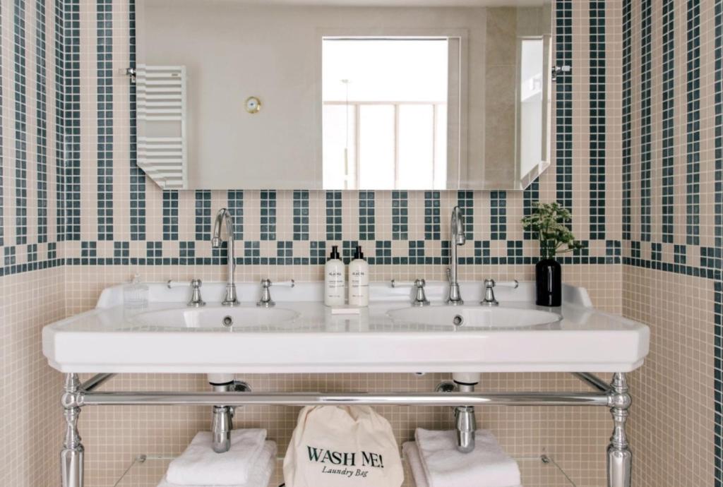 Salle de bains Les Bassans - Hôtel 4* Perros-Guirec - Lignes intemporelles, matières sobres et finitions soignées pour une élégance durable Hydropolis