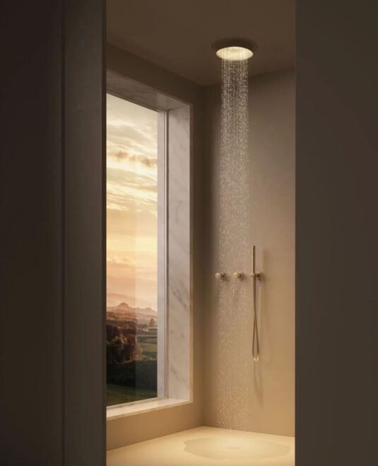 Une pluie douce, enveloppante, presque aérienne. Aura crée une atmosphère apaisante, inspirée des codes du spa, où la douche devient un véritable rituel de bien-être. Disponible chez Hydropolis