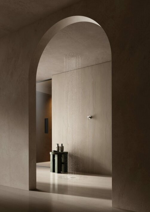 Un design ultra fin, une intégration parfaite, une présence presque imperceptible. Fade s’inscrit naturellement dans les salles de bains contemporaines, où chaque détail est pensé pour sublimer l’architecture. Chez Hydropolis