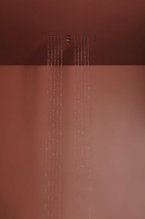 Invisible par essence, Ghost disparaît dans le plafond pour ne laisser place qu’à l’essentiel : l’eau. Un ciel de pluie pensé comme un geste architectural, pour les salles de bains où le design s’exprime dans le silence et la pureté des lignes. Chez Hydropolis