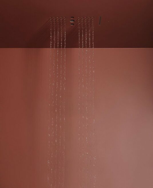 Invisible par essence, Ghost disparaît dans le plafond pour ne laisser place qu’à l’essentiel : l’eau. Un ciel de pluie pensé comme un geste architectural, pour les salles de bains où le design s’exprime dans le silence et la pureté des lignes. Chez Hydropolis