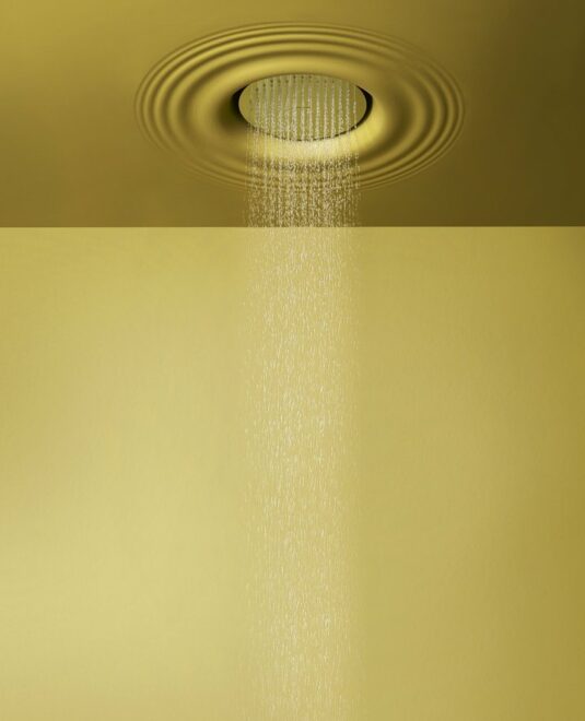 Une pluie graphique et maîtrisée, intégrée au plafond avec une précision absolue. Raindrop transforme la douche en expérience sensorielle, où l’eau devient matière et rythme. Disponible chez Hydropolis