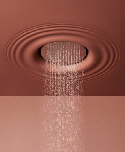 Invisible, intégré, spectaculaire : découvrez le ciel de pluie invisible et son intégration dans les projets de salles de bains haut de gamme par Hydropolis.