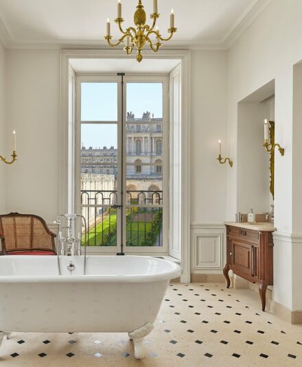 Hôtel Le Grand Contrôle à Versailles - Salle de Bains suite Necker - Airelles © Renée Kemps