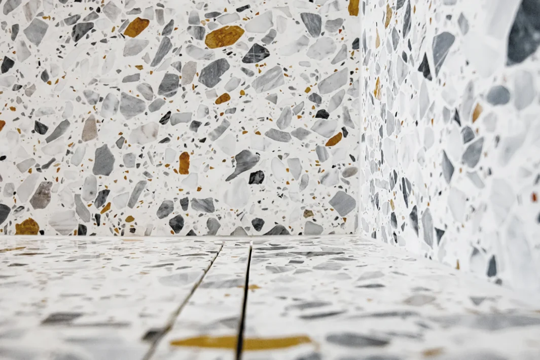 Ce caniveau de douche signé Carrodrain est littéralement invisible. Grâce à sa grille à carreler, la star de votre salle de bains sera votre sol. chez Hydropolis