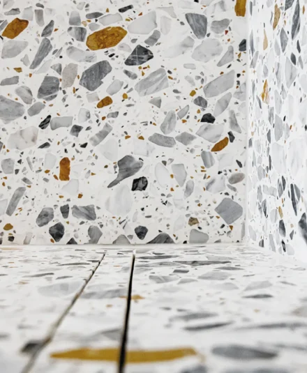 Ce caniveau de douche signé Carrodrain est littéralement invisible. Grâce à sa grille à carreler, la star de votre salle de bains sera votre sol. chez Hydropolis