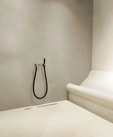 Une fois les travaux de douche terminés, seule une ouverture de grille minimale de 26mm reste visible. Chez Hydropolis