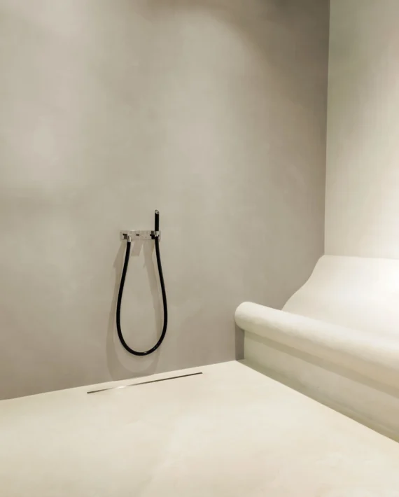 Une fois les travaux de douche terminés, seule une ouverture de grille minimale de 26mm reste visible. Chez Hydropolis