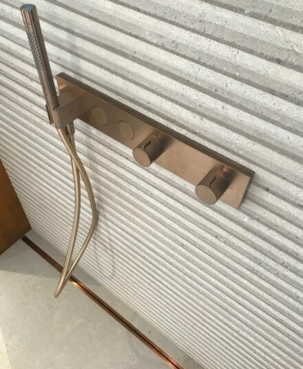 Twiggi, un caniveau de douche particulièrement intéressant car il permet une installation de mur à mur. Carrodrain chez Hydropolis