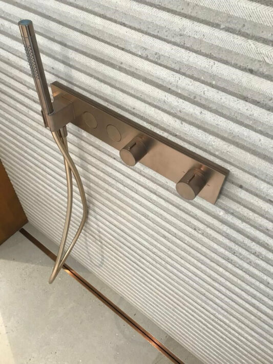 Twiggi, un caniveau de douche particulièrement intéressant car il permet une installation de mur à mur. Carrodrain chez Hydropolis