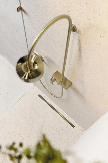 Le caniveau de douche : Invisible, graphique ou totalement intégré. Collection Cayman - Finition Gold - Carrodrain chez Hydropolis