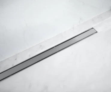 Dans une salle de bains contemporaine, la pureté des lignes repose souvent sur un détail que l’on remarque à peine : le caniveau de douche. Collection Cayman - finition Inox - Carrodrain chez Hydropolis