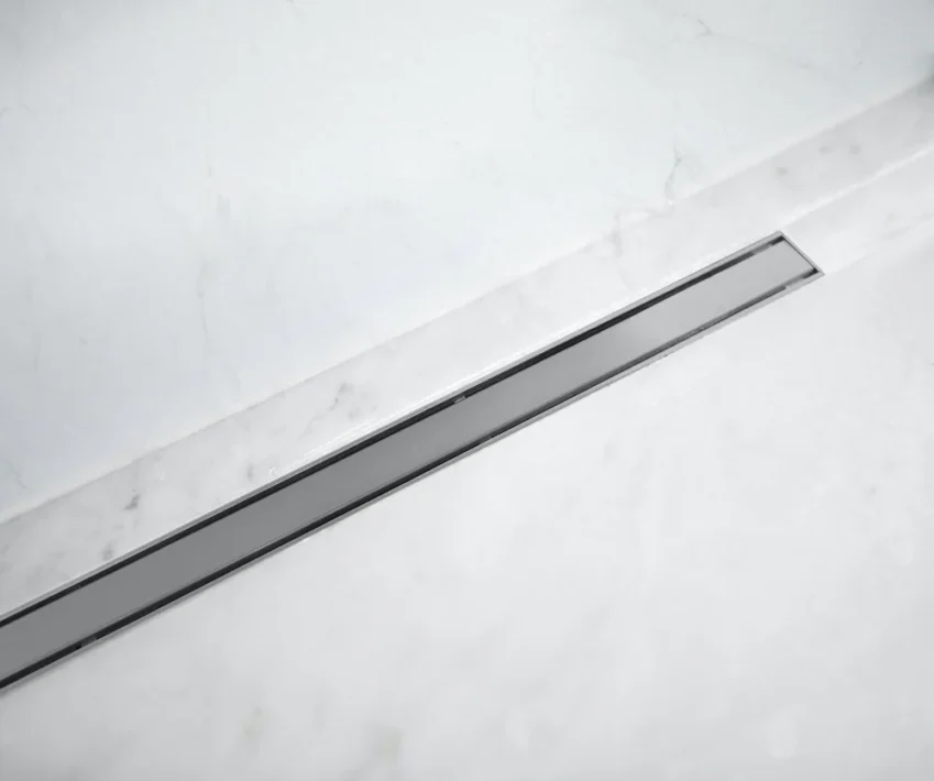 Dans une salle de bains contemporaine, la pureté des lignes repose souvent sur un détail que l’on remarque à peine : le caniveau de douche. Collection Cayman - finition Inox - Carrodrain chez Hydropolis