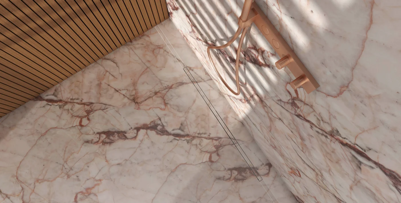 Le caniveau de douche à carreler de Carrodrain est littéralement invisible.