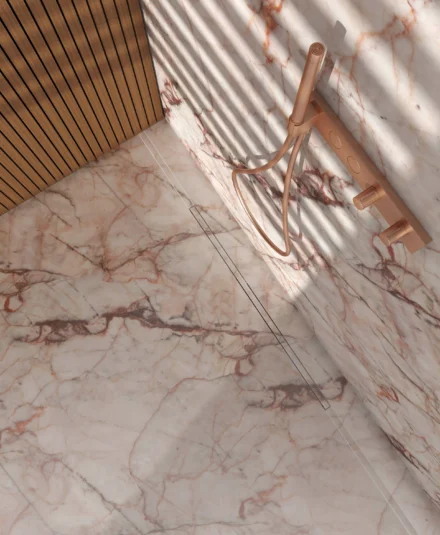 Le caniveau de douche à carreler de Carrodrain est littéralement invisible.