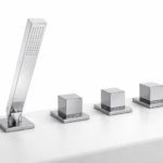 Mélangeur bain 4 trous sur plan Steinberg, finition chrome, avec douchette assortie. E-shop Hydropolis