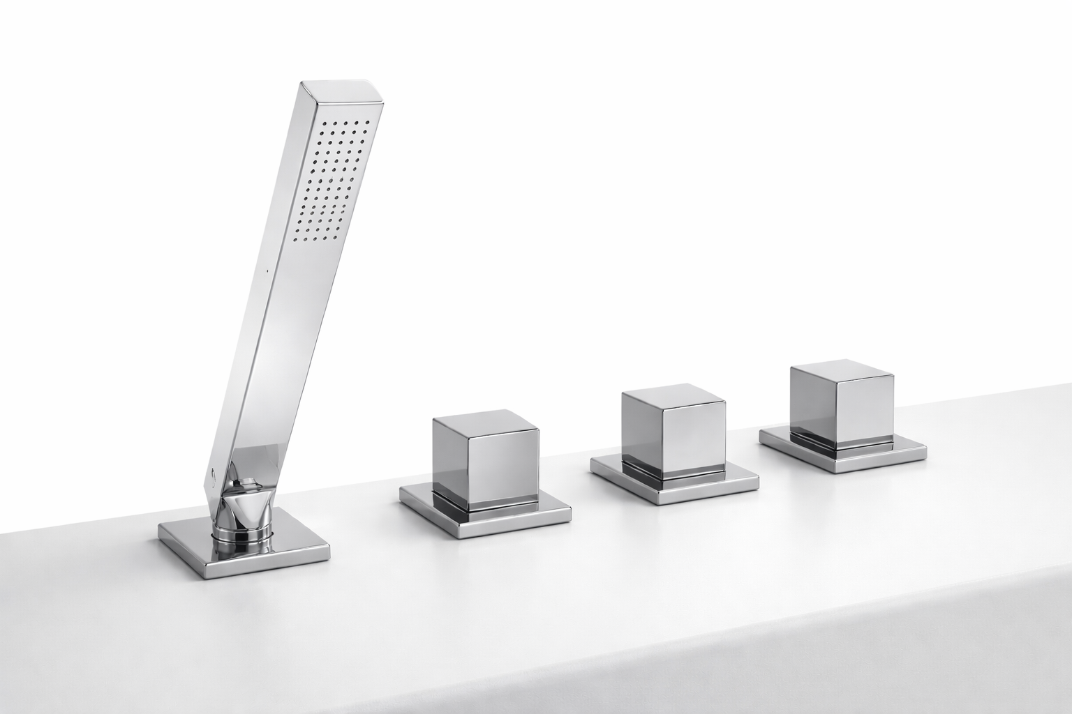 Mélangeur bain 4 trous sur plan Steinberg, finition chrome, avec douchette assortie. E-shop Hydropolis