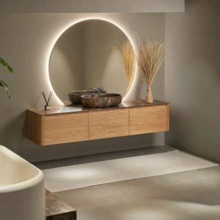 Meuble sous-vasque FUSE à 3 tiroirs, finition Wood S3 Mist Wild Oak 508. Plan de toilette FUSE simple de 2 cm en marbre Emperador. Vasque à poser Prime60 en marbre Emperador. Miroir ORIGIN Semicircle LED. Chez Hydropolis