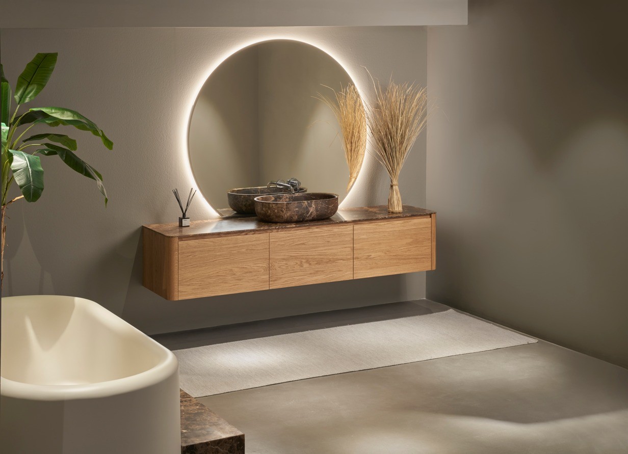 Meuble sous-vasque FUSE à 3 tiroirs, finition Wood S3 Mist Wild Oak 508. Plan de toilette FUSE simple de 2 cm en marbre Emperador. Vasque à poser Prime60 en marbre Emperador. Miroir ORIGIN Semicircle LED. Chez Hydropolis