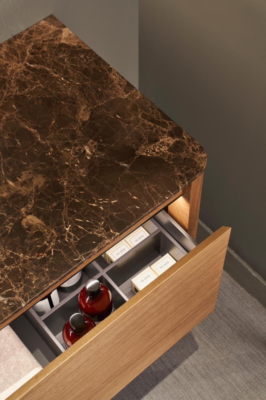 Meuble sous-vasque FUSE à 3 tiroirs, finition Wood S3 Mist Wild Oak 508. Plan de toilette FUSE simple de 2 cm en marbre Emperador - Chez Hydropolis