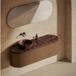 Meuble sous-vasque GRATE Round (II) finition Chêne Sauvage Brume S3 508. Plan de travail et vasque Arc40 en marbre Rosso Lepanto. Miroir ovale LED STRATO - Chez Hydropolis