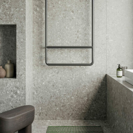 Infinito transforme la contrainte technique en geste design. Chez Hydropolis